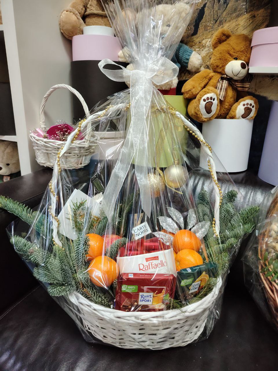 Подарочная новогодняя  корзина с нобилисом "Сладкое поздравление"