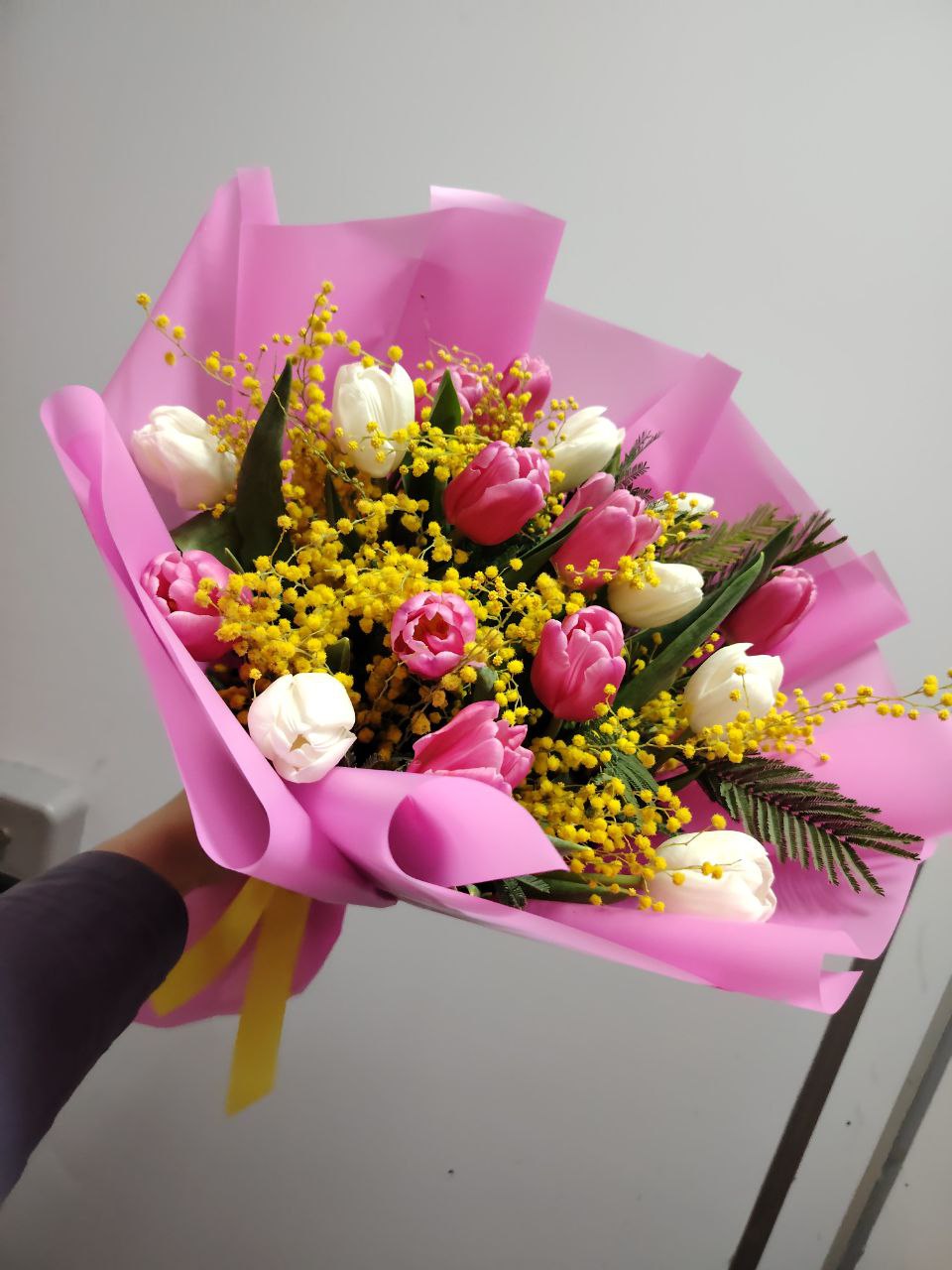 Букет из 19 тюльпанов и мимозы "8 марта"