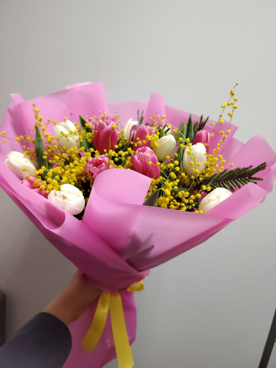 Букет из 19 тюльпанов и мимозы "8 марта"