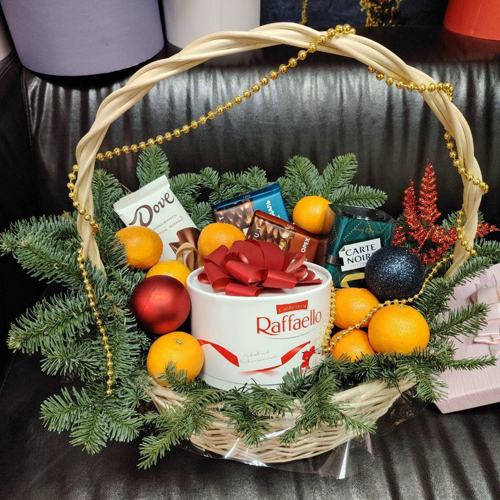 Подарочная новогодняя  корзина с нобилисом "Сладкое поздравление"