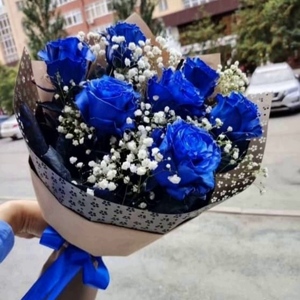 Букет из 7 синих роз 