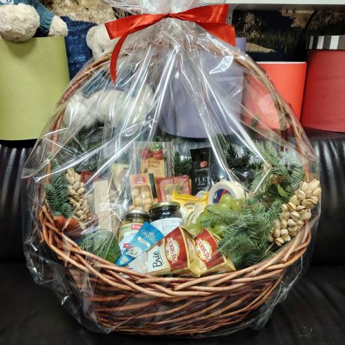 Подарочная новогодняя  корзина с продуктами "Гурман" 