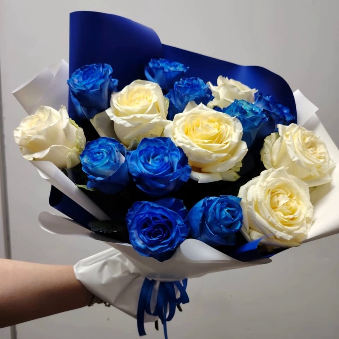 Букет из синих и белых роз